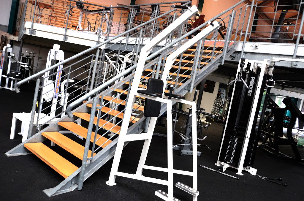 Krokofit_Fitnessbereich_Treppe_zur_Cardioarea_oldschool_Gym_Fitness