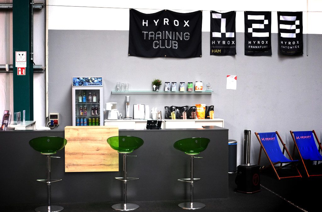Krokofit_Fitnesstresen_Proteinshakes_Sportangebote_Fitnesskurse_Sauna_Personal_Ballsport_Sitzecke_Sommerempfang