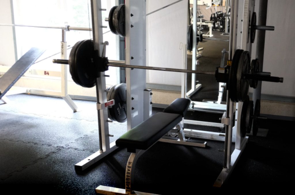 Krokofit_Multipresse_Backdrücken_kontrolliert_Squats_HipThrust_Gym_Fitness_raw_oldschool