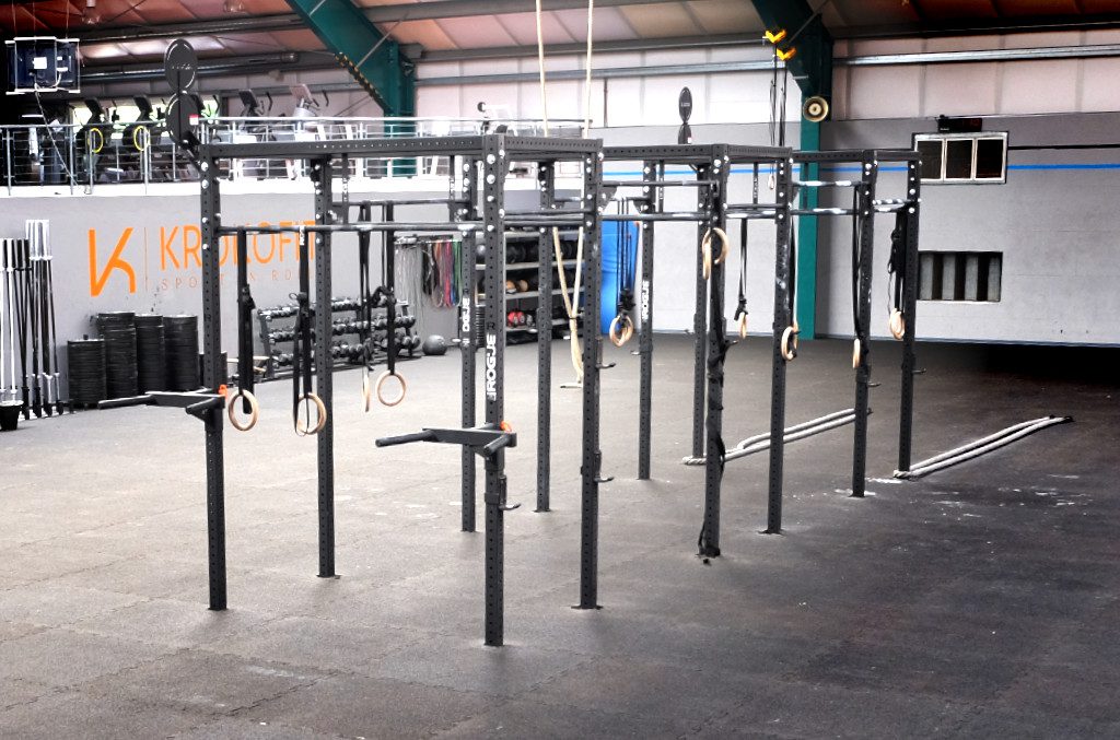 Fitnessrig inmitten der großen Trainingsfläche